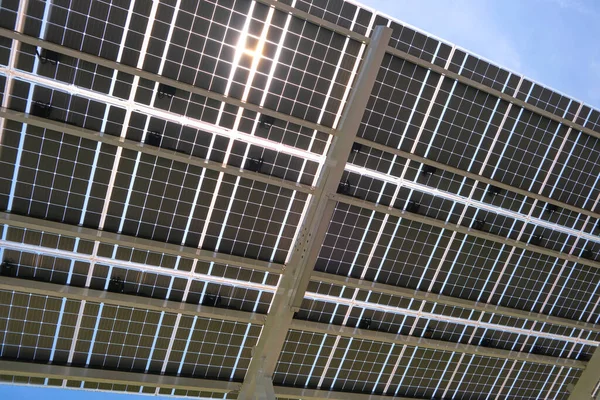 Сонячні Панелі Встановлені Над Паркінгом Припаркованих Автомобілів Ефективного Виробництва Чистої — стокове фото