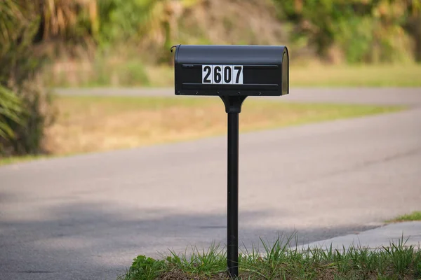 郊外の通り側の典型的なアメリカの屋外メールボックス — ストック写真