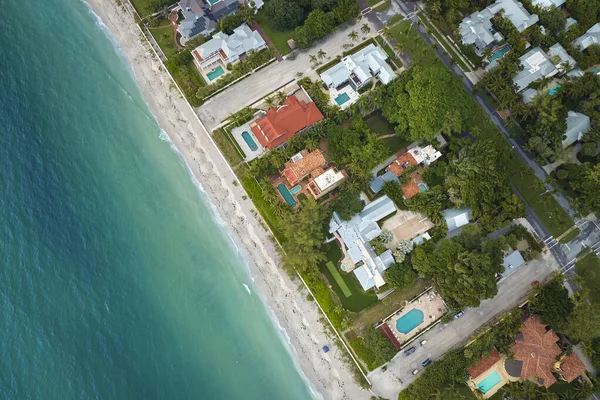 从上面俯瞰佛罗里达州西南部加斯帕利亚岛上的大岛小镇博卡格兰德的住宅 美国梦中的住宅是美国郊区房地产开发的典范 — 图库照片