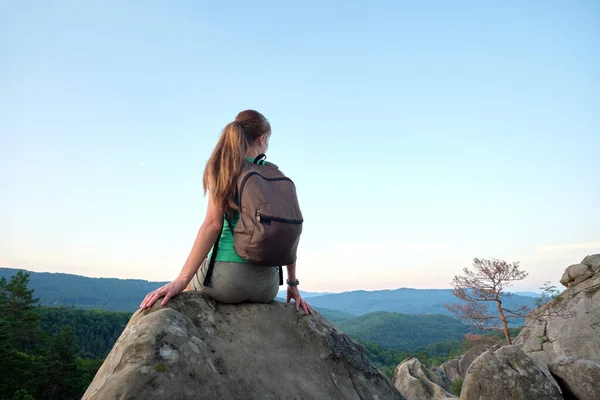 Woman Hiker Seated Alone Rocky Mountain Cliff Enjoying View Evening — Stockfoto