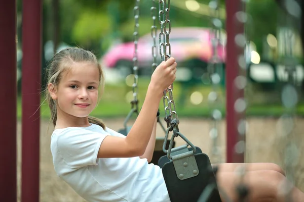 Jovem Muito Feliz Sorrindo Adolescente Pequena Menina Divertindo Balanços Playground — Fotografia de Stock