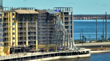 Ian Kasırgası 'nın ABD' nin Charlotte Limanı 'ndaki yüksek apartman inşaatının hava manzarası mahvoldu..