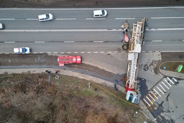 Trafik engellenmiş bir kamyon ile trafik kazası görüntüsü.
