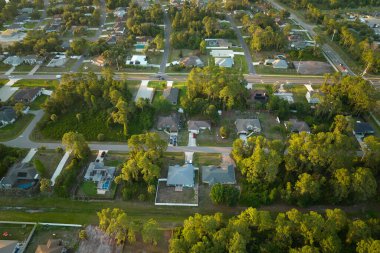 Florida sakin yerleşim bölgesinde yeşil palmiye ağaçları arasında özel evleri olan banliyö manzarası.