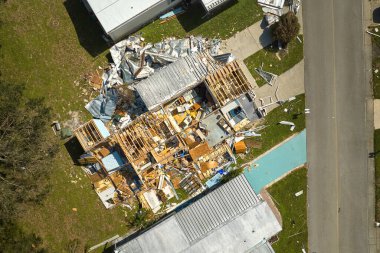 Florida yerleşim bölgesindeki Ian kasırgasından sonra ağır hasar görmüş mobil evler. Doğal afetin sonuçları..