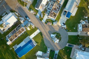 Florida yerleşim bölgesindeki Ian kasırgasından sonra ağır hasar görmüş mobil evler. Doğal afetin sonuçları..