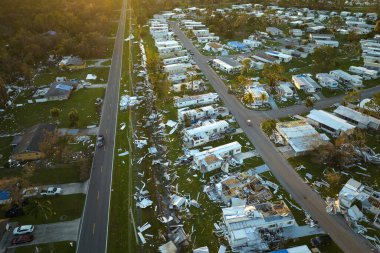 Florida yerleşim bölgesindeki Ian kasırgasından sonra ağır hasar görmüş mobil evler. Doğal afetin sonuçları..