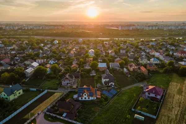 Letecký Pohled Obytné Domy Příměstské Venkovské Oblasti Při Západu Slunce — Stock fotografie