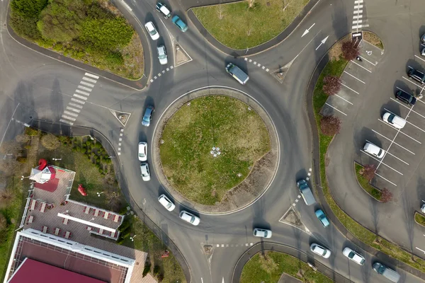 Luftaufnahme Der Kreuzung Eines Kreisverkehrs Mit Starkem Verkehr Verkehrsknotenpunkt Der — Stockfoto