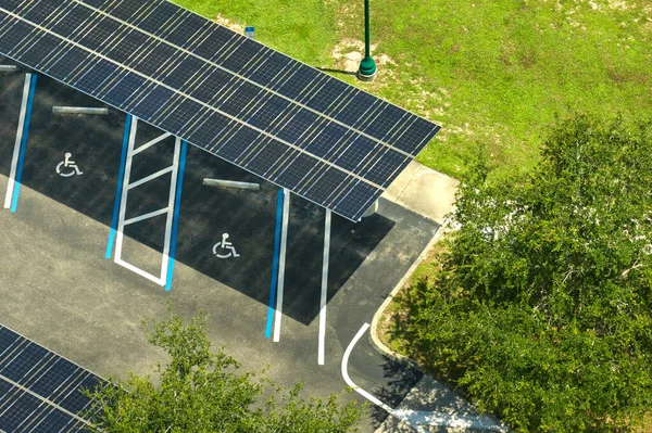 Luchtfoto Van Zonnepanelen Geïnstalleerd Als Schaduwdak Boven Parkeerplaats Voor Geparkeerde — Stockfoto