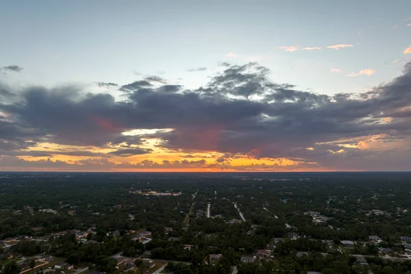 弗罗里达州宁静住宅区的郊区景观与绿树之间的私人住宅的空中景观 — 图库照片