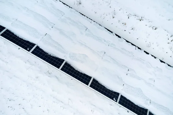 Аерофотозйомка Сталої Електростанції Сонячними Фотоелектричними Панелями Вкритими Снігом Взимку Виробництва — стокове фото
