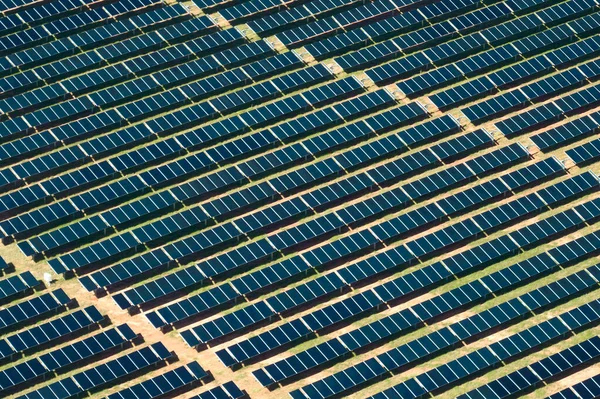 Luftaufnahme Eines Großen Nachhaltigen Kraftwerks Mit Reihen Von Photovoltaikmodulen Zur — Stockfoto