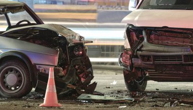 Gece şehir caddesinde çarpışmadan sonra trafik kazasında arabalar ağır kaza yaptı. Yol güvenliği ve sigorta kavramı.