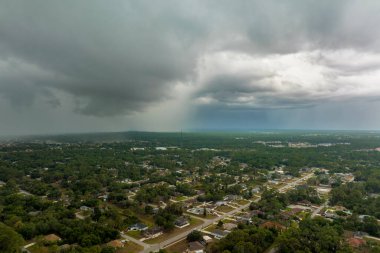 Kasvetli gökyüzünde kara fırtınalı bulutlar şekilleniyor. Şehir merkezine sağanak yağış gelmeden önce..