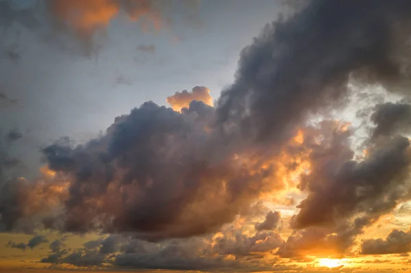 Nuvens Colofrul Brilhantemente Iluminadas Pelo Pôr Sol Céu Noite Mudança — Fotografia de Stock