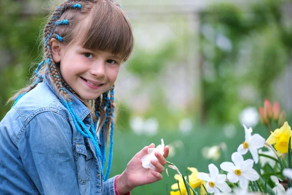Mutlu Kız Çocuğu Yaz Bahçesinde Beyaz Narsisli Çiçeklerin Tatlı Kokusunun — Stok fotoğraf