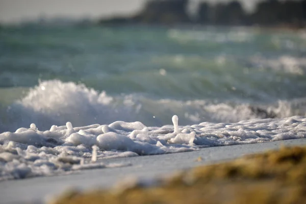 Sandstrand Meer Mit Schäumenden Wellen Die Land Brechen — Stockfoto