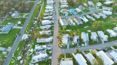 Florida yerleşim bölgesindeki Ian kasırgasından sonra ağır hasar görmüş mobil evler. Doğal afetin sonuçları..