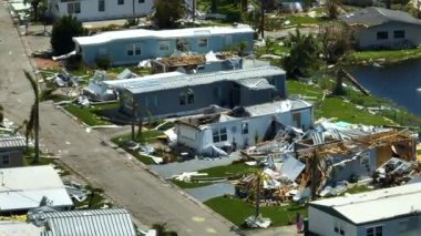 Florida yerleşim bölgesindeki Ian kasırgasından sonra ağır hasar görmüş mobil evler. Doğal afetin sonuçları..