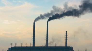 Kara dumanlı kömür santrali yüksek borular atmosferi kirletiyor. Fosil yakıt kavramına sahip elektrik enerjisi üretimi.