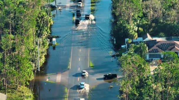Flooded American Street Moving Vehicles Surrounded Water Houses Florida Residential — Stock Video