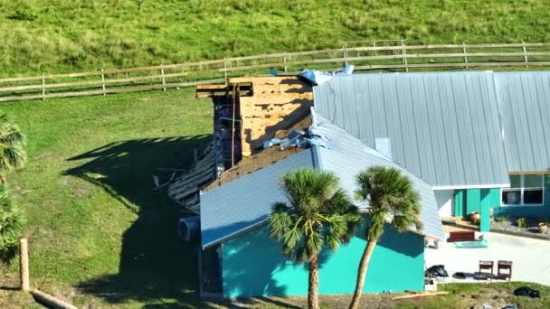 飓风伊恩摧毁了佛罗里达州居民区的房屋屋顶 自然灾害及其后果 — 图库视频影像