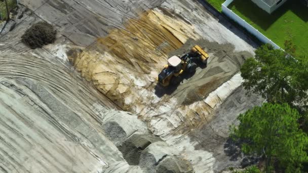新しい家の建設のための準備 将来の建物の基礎のための場所を準備する地球移動トラクター 新しい家の足場のための土壌のレベリング — ストック動画