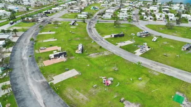 Сильно Пошкоджені Перекинуті Кемперські Фургони Будинки Після Урагану Житловому Районі — стокове відео
