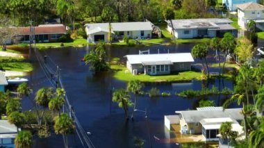 Etrafı Ian Kasırgası ile çevrili sel suları Florida yerleşim bölgesindeki evleri sarıyor. Doğal afetin sonuçları..