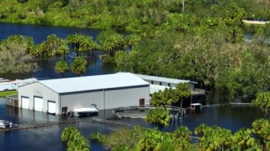 Etrafı Ian kasırgası ile çevrili sel suları Florida yerleşim bölgesindeki endüstriyel depo binası. Doğal afetin sonuçları..