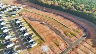 Güney Carolina yerleşim bölgesinde inşa edilmiş yoğun konut evlerinin yukarıdan görüntüsü. Amerikan banliyölerinde emlak gelişimine örnek olarak Amerikan rüya evleri.
