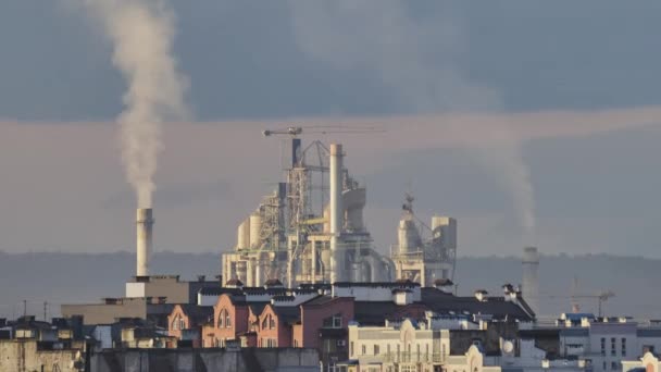 Zeitraffer Eines Zementwerks Mit Hoher Fabrikstruktur Und Turmdrehkränen Industriegebiet Der — Stockvideo