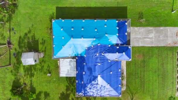 Draufsicht Auf Undichtes Hausdach Mit Schützenden Planen Gegen Undichtes Regenwasser — Stockvideo
