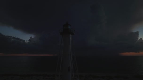 Белый Высокий Маяк Берегу Моря Мигающим Светом Бурную Ночь Плавания — стоковое видео