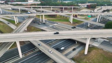 Amerikan otoyolunun hızlı giden araba ve kamyonlarla kesiştiği hava manzarası. ABD ulaştırma altyapı kavramı.