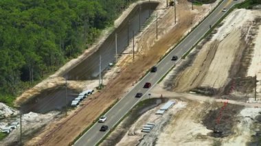 Amerikan otoyolunun hareket halindeki havadan görüntüsü. Yol altyapısının geliştirilmesi.