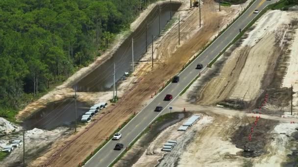 Luftaufnahme Einer Bau Befindlichen Amerikanischen Autobahn Mit Bewegtem Verkehr Ausbau — Stockvideo