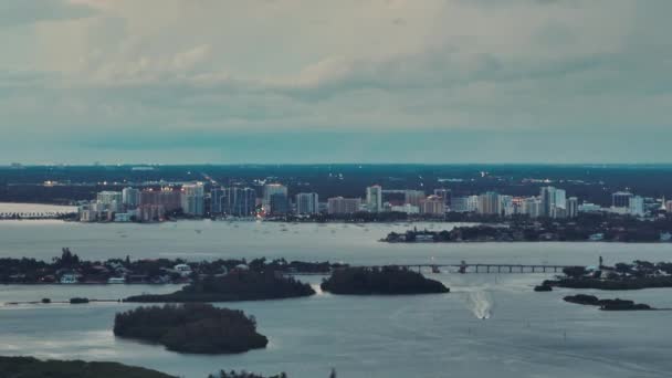 夕暮れ時に米国フロリダ州のアメリカのサラソータ市の空中ビュー 水平線の高層ビルやオフィスビル — ストック動画