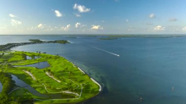 Florida 'nın güneybatısındaki Gasparilla Adası' nda küçük bir kasaba olan Boca Grande 'de yeşil çimenli büyük goulf saha manzarası..