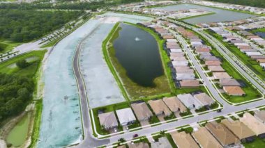 Florida 'da kapalı yaşam kulüplerinde sıkıca dolu yeni evleri olan inşaat alanının havadan görüntüsü. Amerikan banliyölerinde emlak gelişimine örnek olarak aile evleri.