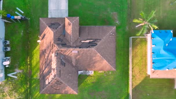 지진으로 피해를 이안의 지붕은 아스팔트 조각을 때까지 나가는 방지하는 방수포로 — 비디오