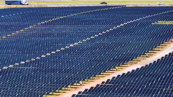 Letecký Pohled Velkou Udržitelnou Elektrárnu Řadami Solárních Fotovoltaických Panelů Pro — Stock video