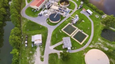 Kentsel atık su arıtma tesisindeki modern su temizleme tesisinin havadan görüntüsü. İstenmeyen kimyasalların, askıya alınmış katı maddelerin ve gazların kirlenmiş sıvılardan çıkarılması süreci.