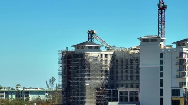 ハリケーンイアンによって破壊されたの空中ビューポートシャーロット 米国の高いアパートの建物のサイト上の建設クレーン — ストック動画