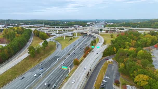Американські Автостради Перетинаються Автомобілями Вантажівками Швидкого Водіння Вид Зверху Транспортну — стокове відео