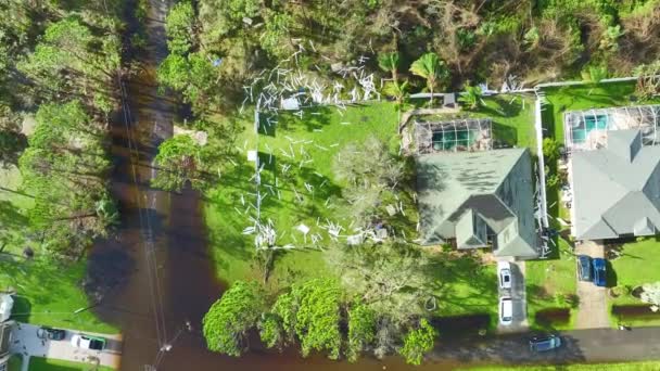 飓风伊恩吹袭佛罗里达州居民区后 房屋严重受损 自然灾害的后果 — 图库视频影像