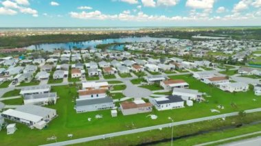 Florida yerleşim bölgesindeki Ian kasırgasından sonra ağır hasar görmüş mobil evler. Doğal afetin sonuçları..