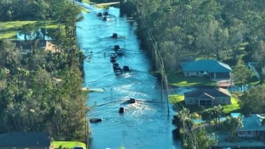 Amerikan caddesini hareket halindeki araçlarla doldurdu ve Florida yerleşim bölgesinde su evleri ile çevrili. Ian kasırgasının doğal afeti..