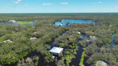Florida yerleşim bölgesinde Ian kasırgası ile sel basmış evler. Doğal afetin sonuçları..